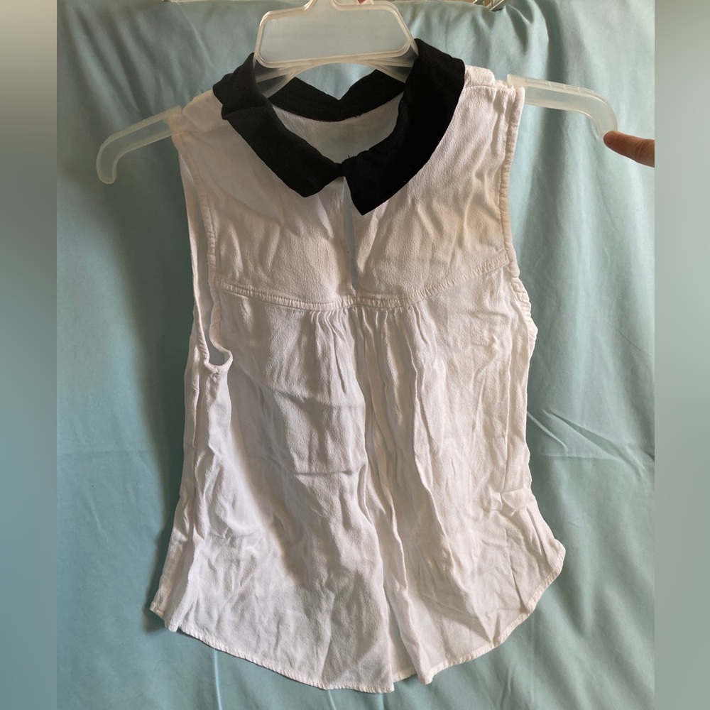 Sleeveless Collared Forever 21 Flowy Shirt (Size M)